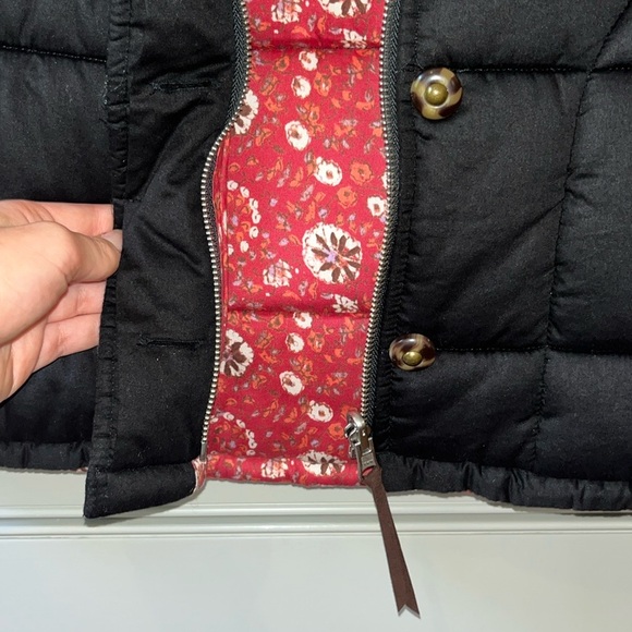 XIRENA reversible “hunter puffer vest” size medium - Picture 8 of 9